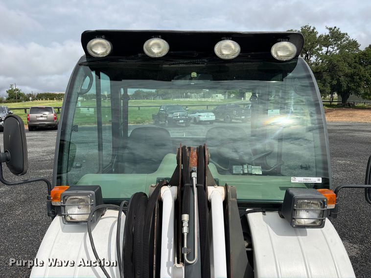image for item FB8213 2015 Bobcat Toolcat 5610 utility vehicle