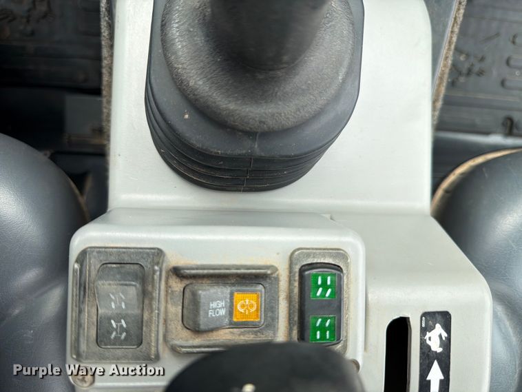 image for item FB8213 2015 Bobcat Toolcat 5610 utility vehicle