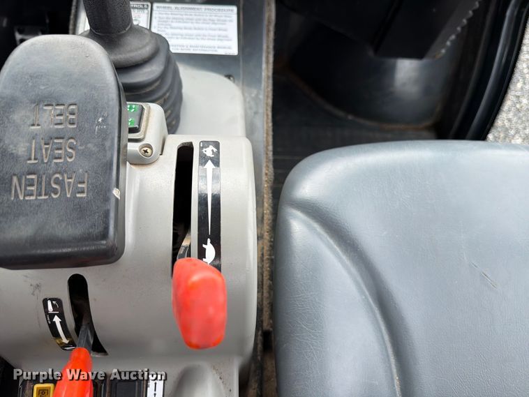 image for item FB8213 2015 Bobcat Toolcat 5610 utility vehicle