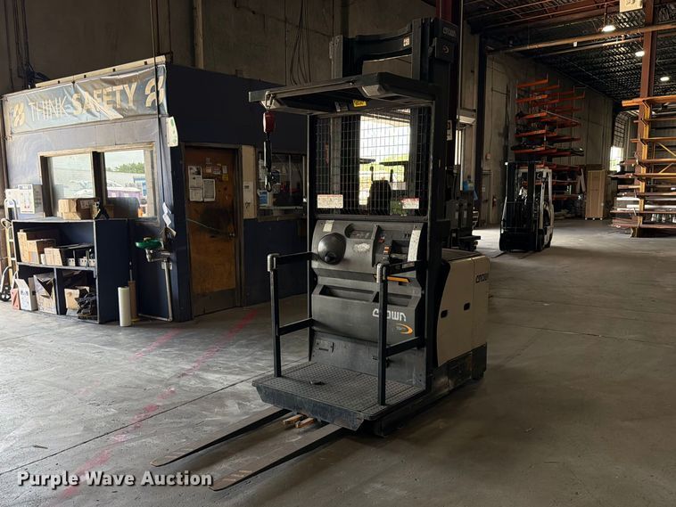 image for item FB8221 2018 Crown SP3520-30 order picker