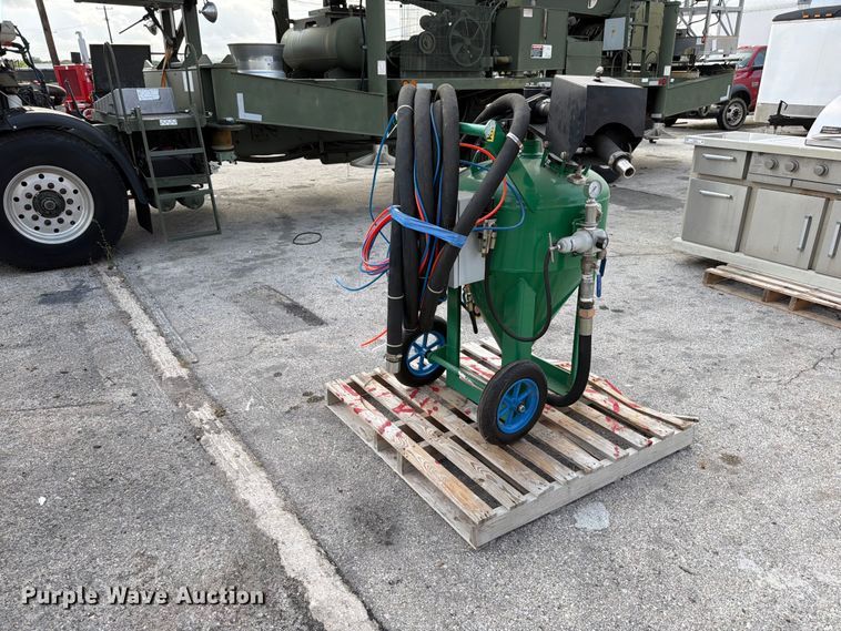 Dustless sand blaster
