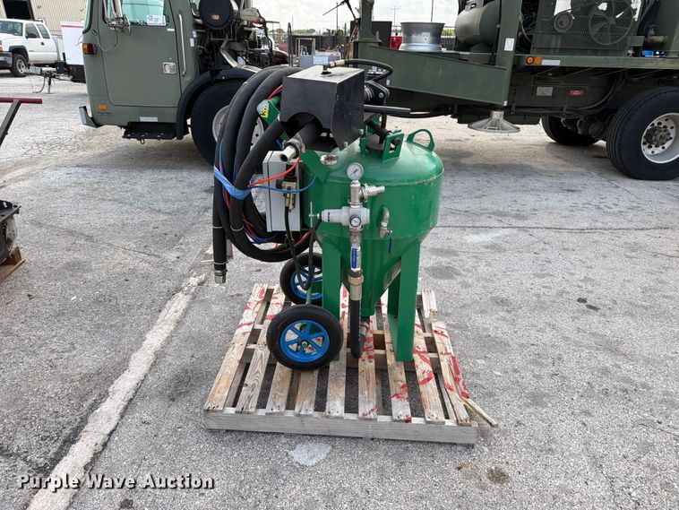 image for item FB8229 Dustless sand blaster