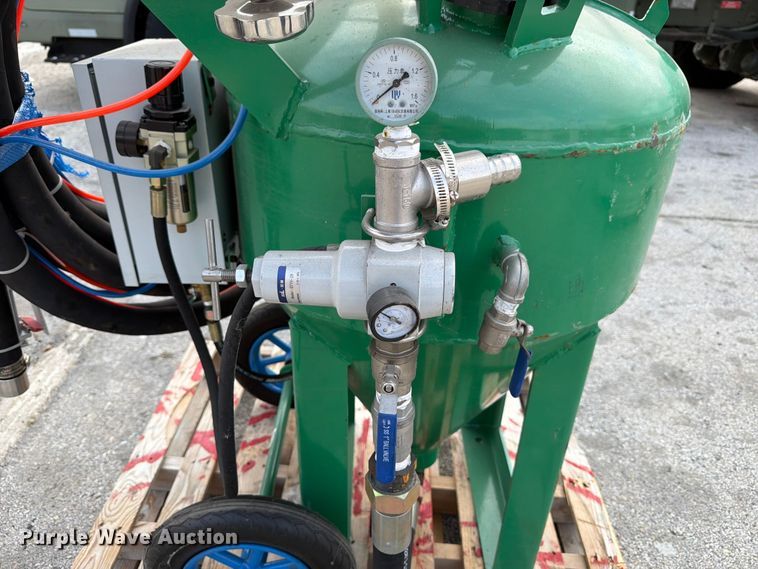 image for item FB8229 Dustless sand blaster