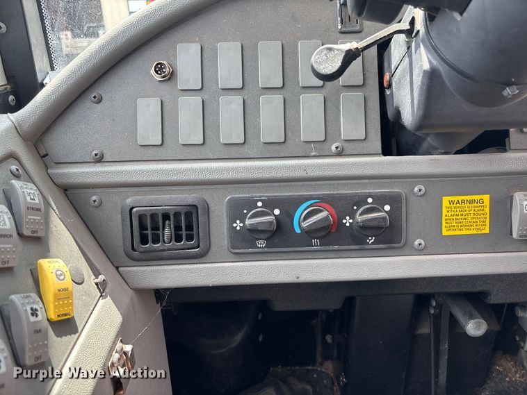 image for item FC1648 2014 Thomas Built HDX school bus