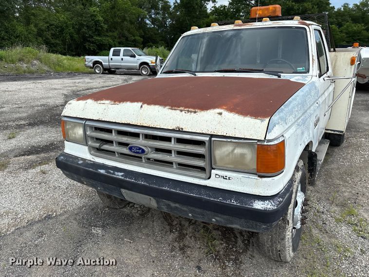 image for item FC1671 1988 Ford F450 Super Duty utility / service truck