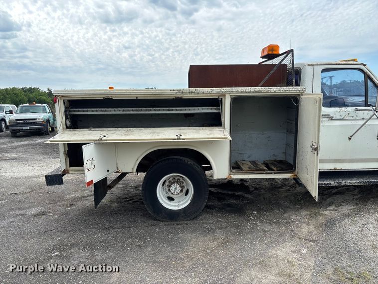 image for item FC1671 1988 Ford F450 Super Duty utility / service truck