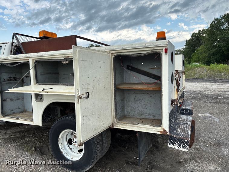image for item FC1671 1988 Ford F450 Super Duty utility / service truck