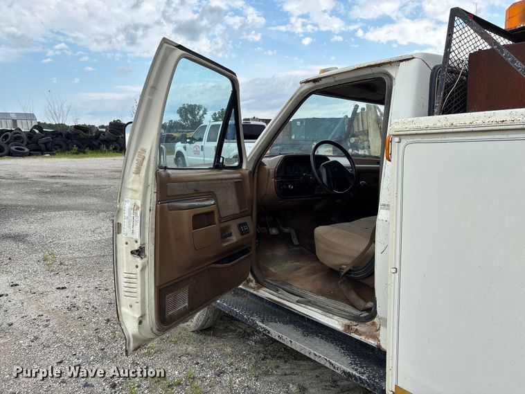 image for item FC1671 1988 Ford F450 Super Duty utility / service truck
