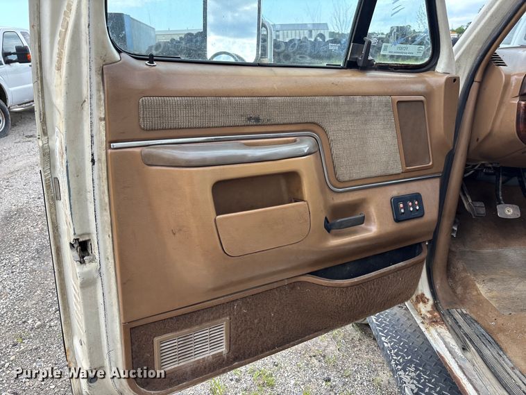image for item FC1671 1988 Ford F450 Super Duty utility / service truck
