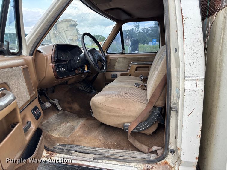 image for item FC1671 1988 Ford F450 Super Duty utility / service truck