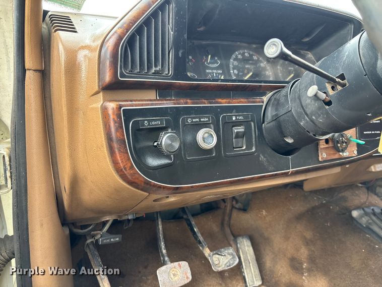 image for item FC1671 1988 Ford F450 Super Duty utility / service truck