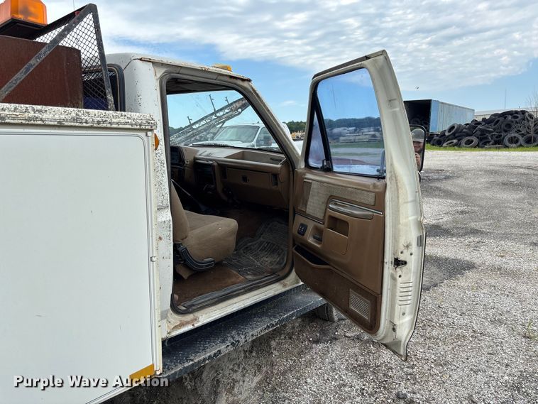 image for item FC1671 1988 Ford F450 Super Duty utility / service truck
