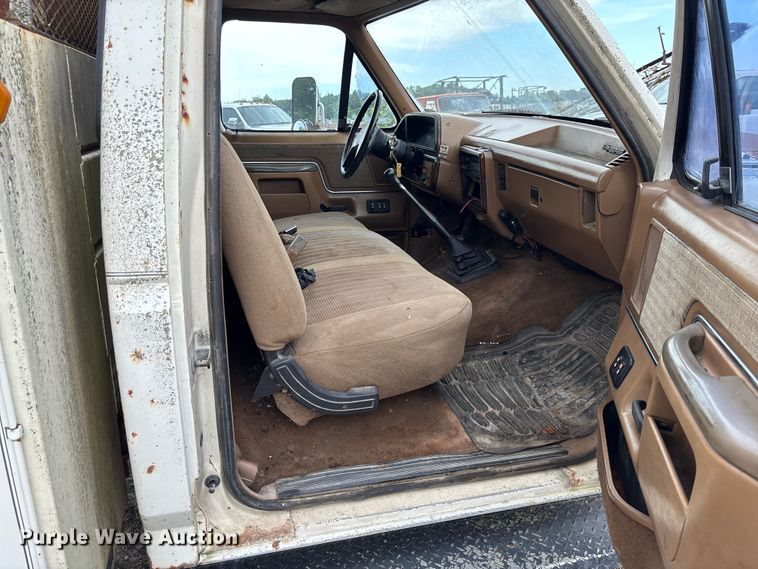 image for item FC1671 1988 Ford F450 Super Duty utility / service truck