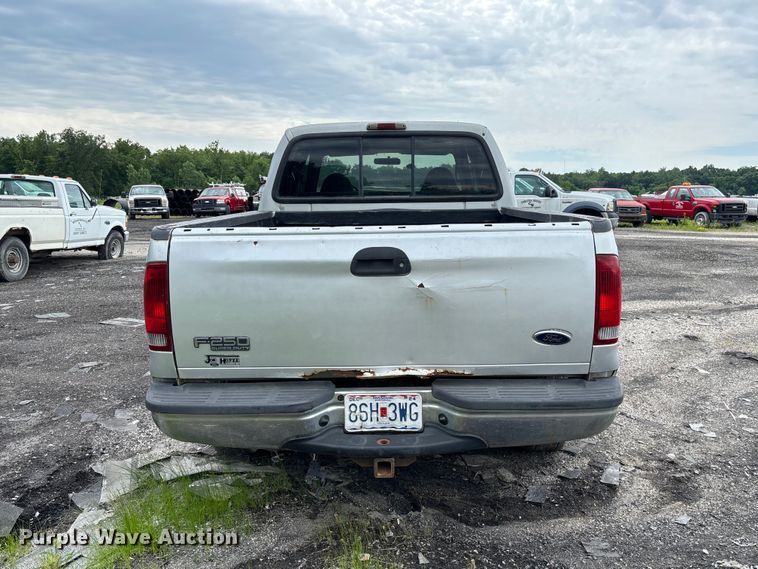 image for item FC1672 2001 Ford F250 Super Duty Crew Cab pickup truck