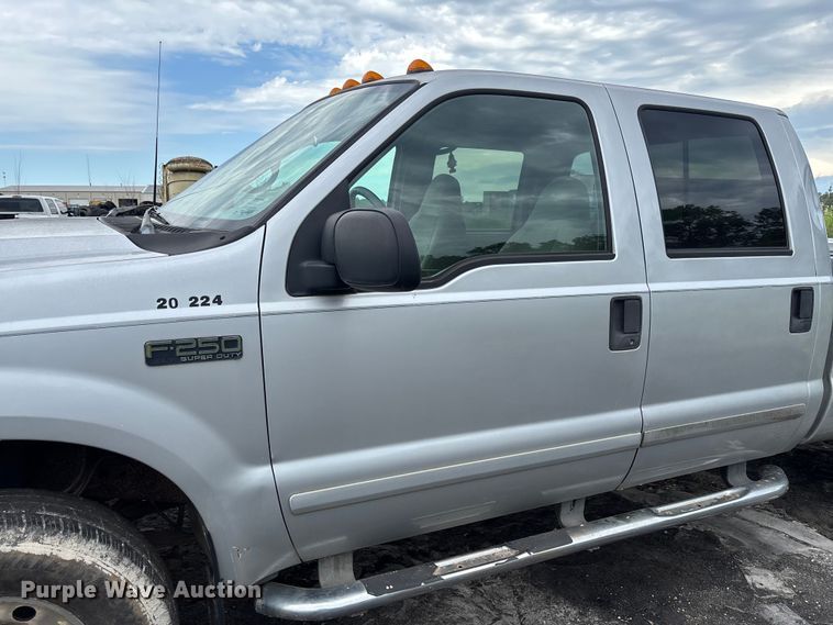 image for item FC1672 2001 Ford F250 Super Duty Crew Cab pickup truck