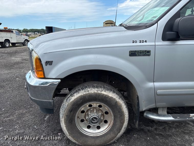 image for item FC1672 2001 Ford F250 Super Duty Crew Cab pickup truck