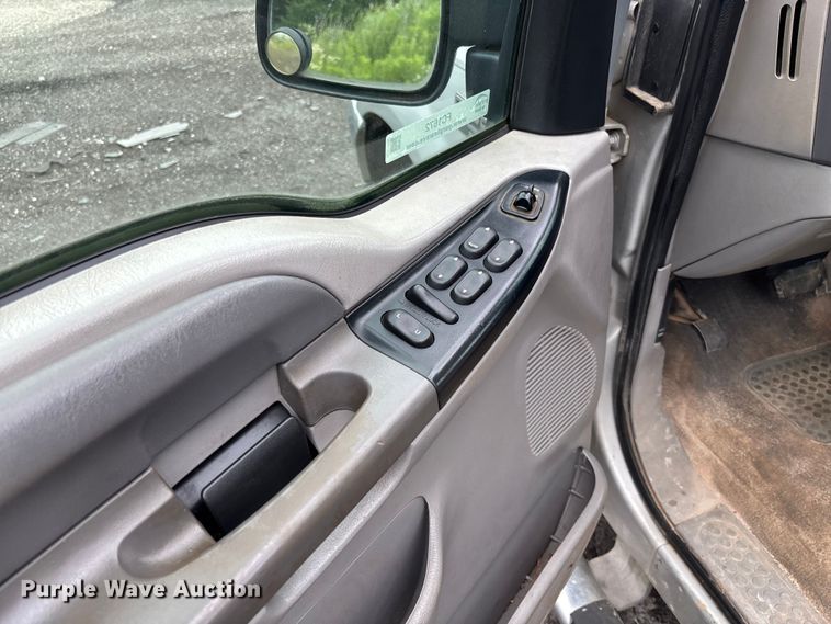 image for item FC1672 2001 Ford F250 Super Duty Crew Cab pickup truck