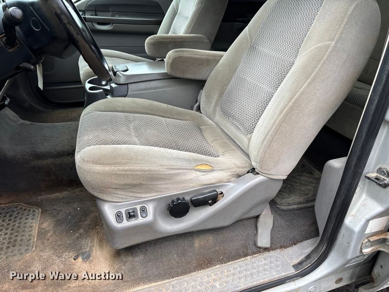 image for item FC1672 2001 Ford F250 Super Duty Crew Cab pickup truck