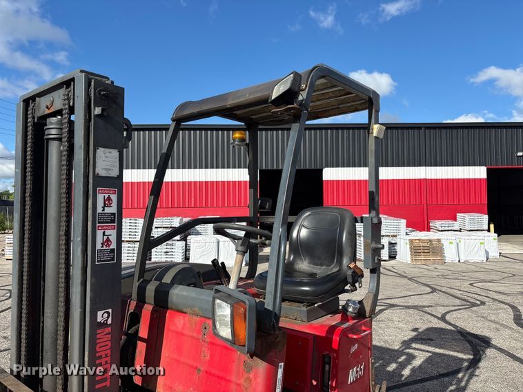 image for item FC2406 2005 Moffett M55 forklift