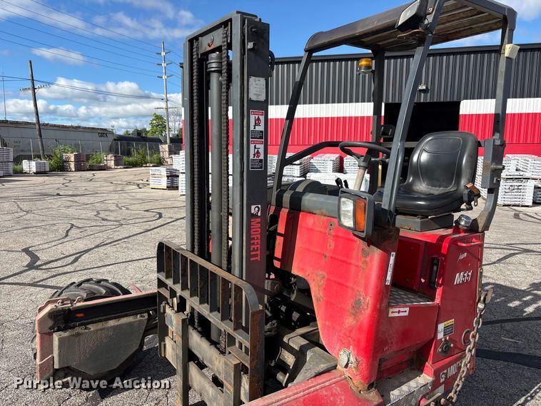 image for item FC2406 2005 Moffett M55 forklift