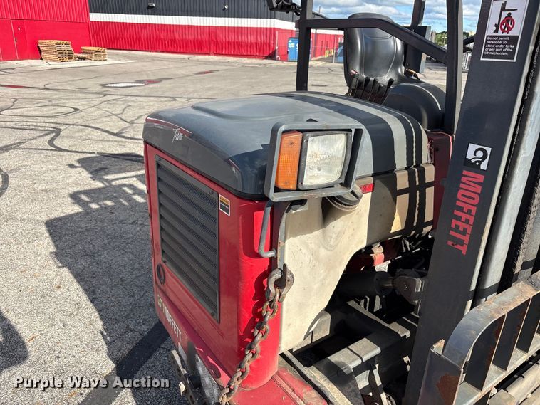 image for item FC2406 2005 Moffett M55 forklift