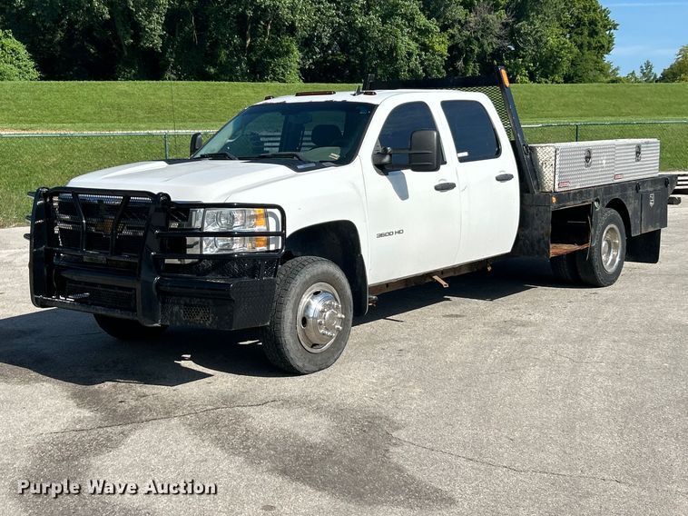 image for item FC2750 2014 Chevrolet Silverado 3500HD Crew Cab flatbed pickup truck
