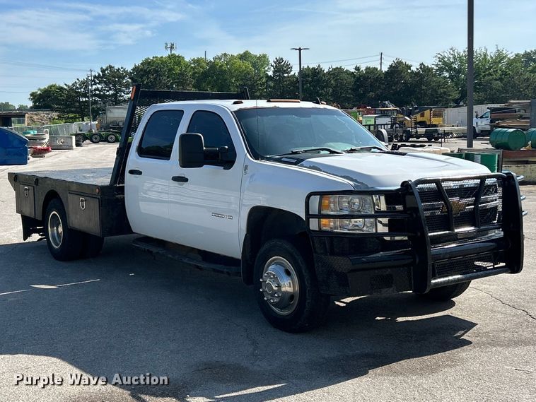 image for item FC2750 2014 Chevrolet Silverado 3500HD Crew Cab flatbed pickup truck