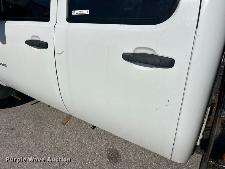image for item FC2750 2014 Chevrolet Silverado 3500HD Crew Cab flatbed pickup truck