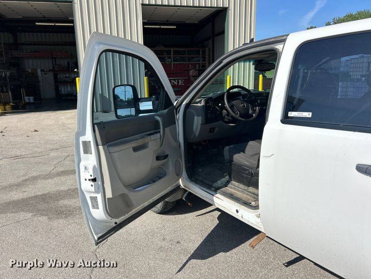 image for item FC2750 2014 Chevrolet Silverado 3500HD Crew Cab flatbed pickup truck