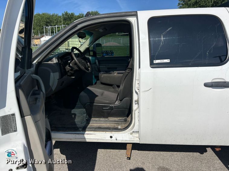 image for item FC2750 2014 Chevrolet Silverado 3500HD Crew Cab flatbed pickup truck