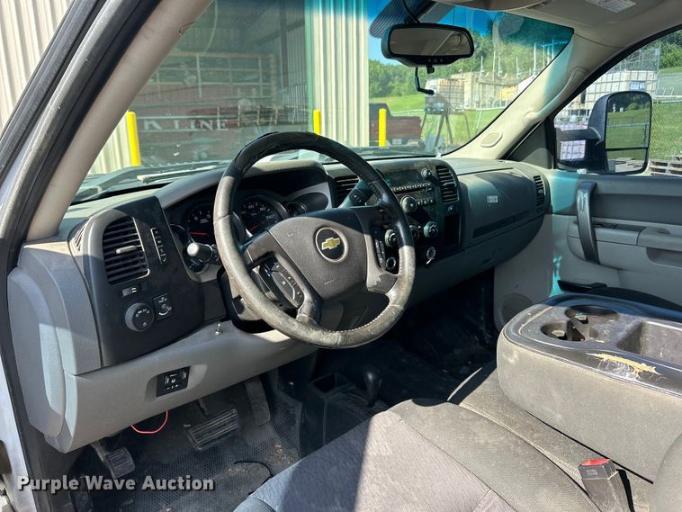 image for item FC2750 2014 Chevrolet Silverado 3500HD Crew Cab flatbed pickup truck