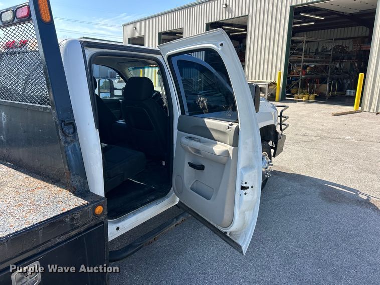 image for item FC2750 2014 Chevrolet Silverado 3500HD Crew Cab flatbed pickup truck