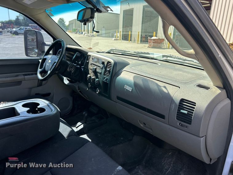 image for item FC2750 2014 Chevrolet Silverado 3500HD Crew Cab flatbed pickup truck
