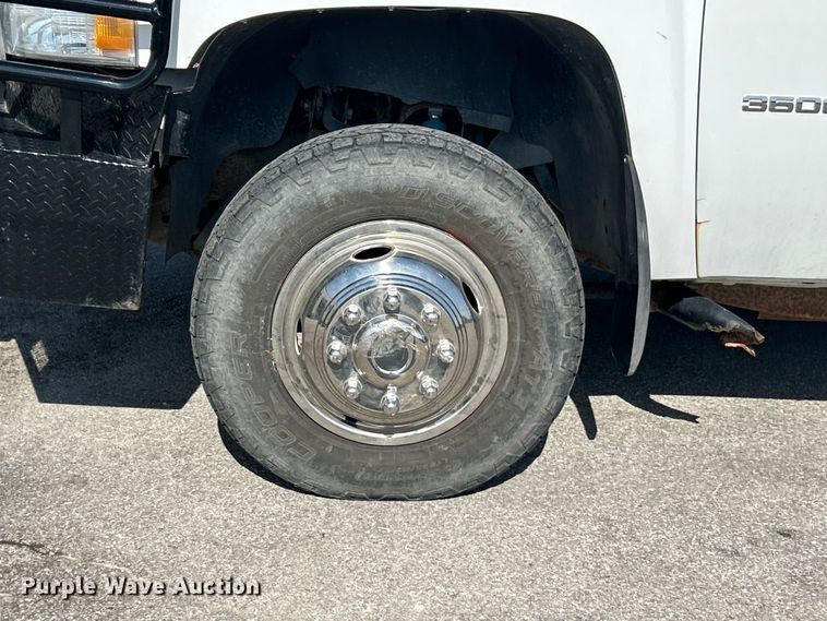 image for item FC2750 2014 Chevrolet Silverado 3500HD Crew Cab flatbed pickup truck