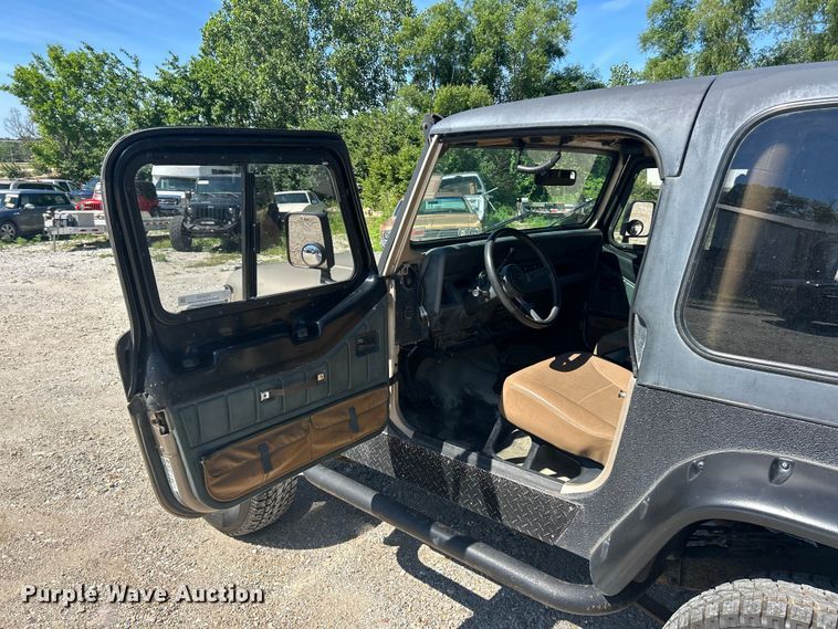 image for item FC2790 1993 Jeep Wrangler SUV
