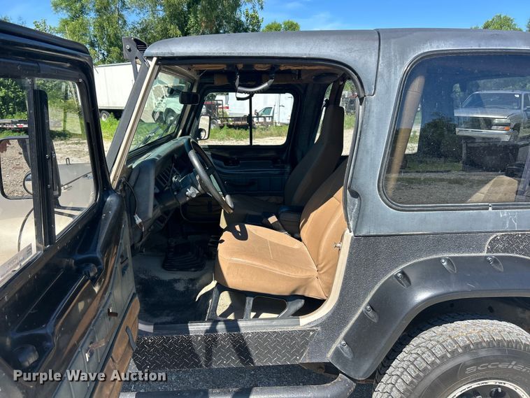 image for item FC2790 1993 Jeep Wrangler SUV