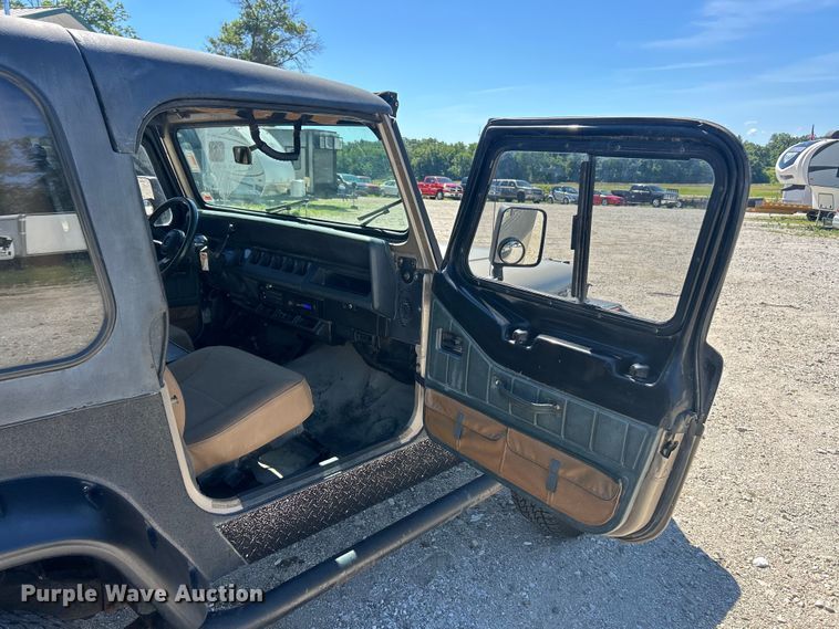 image for item FC2790 1993 Jeep Wrangler SUV