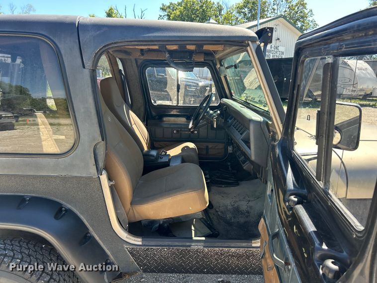 image for item FC2790 1993 Jeep Wrangler SUV