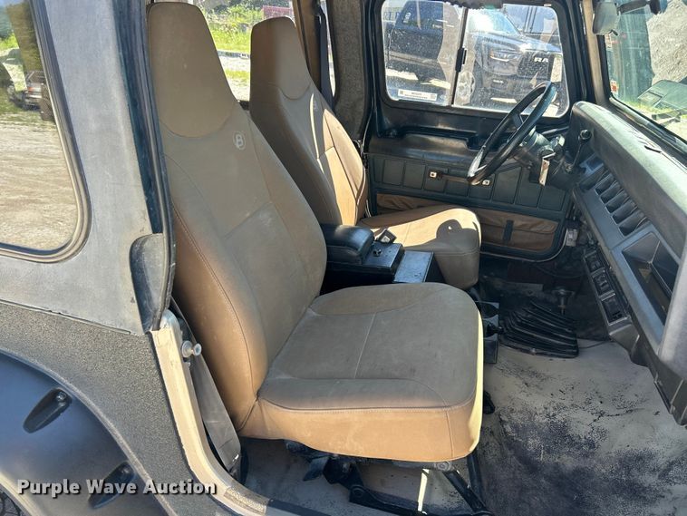image for item FC2790 1993 Jeep Wrangler SUV