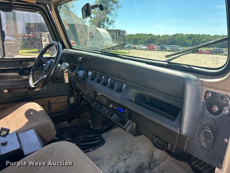image for item FC2790 1993 Jeep Wrangler SUV