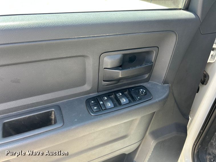 image for item FC2792 2012 Dodge Ram 3500 Heavy Duty Crew Cab pickup truck cab and chassis