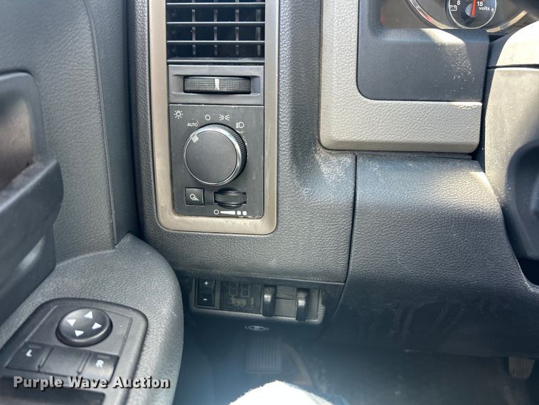 image for item FC2792 2012 Dodge Ram 3500 Heavy Duty Crew Cab pickup truck cab and chassis