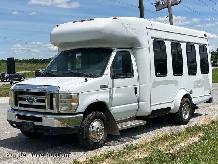 image for item FC2800 2009 Ford E350 Super Duty shuttle bus