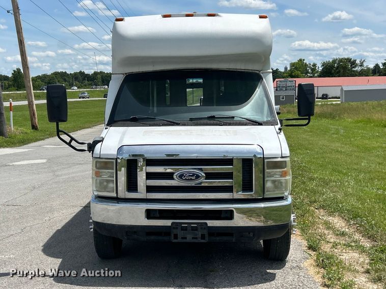 image for item FC2800 2009 Ford E350 Super Duty shuttle bus