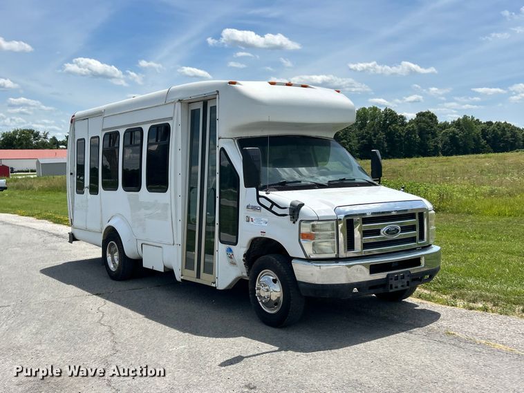 image for item FC2800 2009 Ford E350 Super Duty shuttle bus