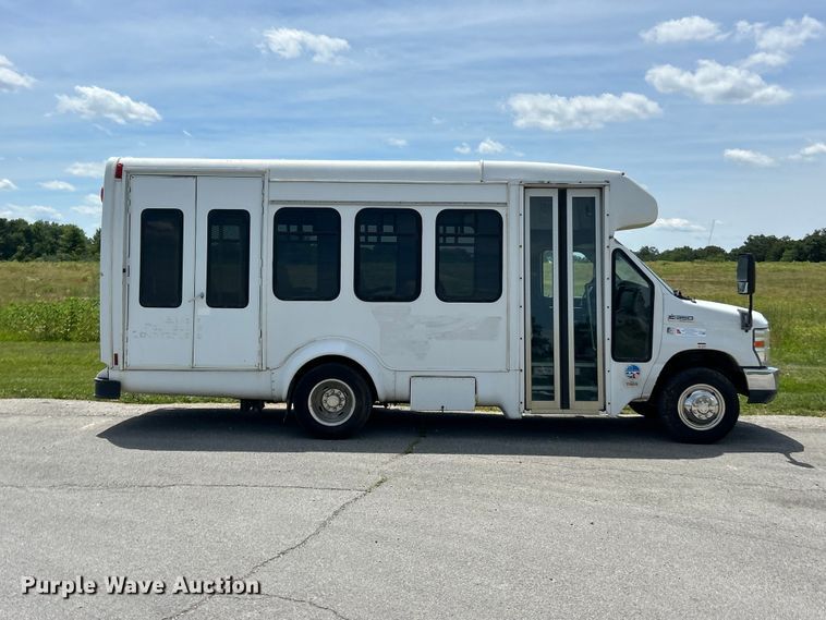 image for item FC2800 2009 Ford E350 Super Duty shuttle bus