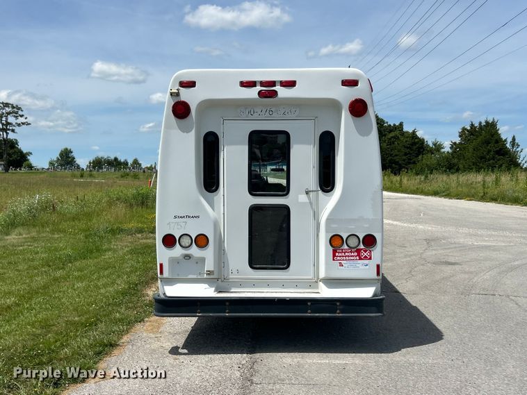 image for item FC2800 2009 Ford E350 Super Duty shuttle bus