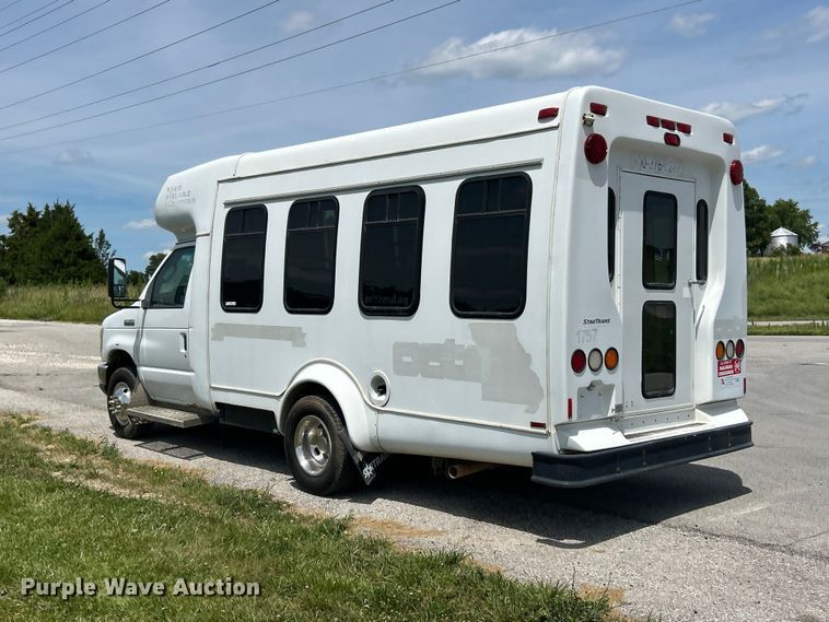 image for item FC2800 2009 Ford E350 Super Duty shuttle bus