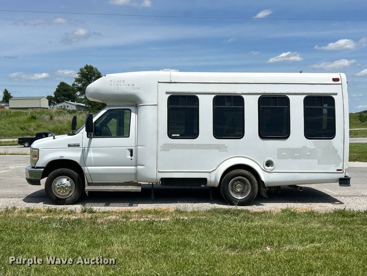 image for item FC2800 2009 Ford E350 Super Duty shuttle bus