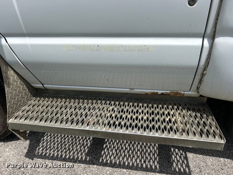 image for item FC2800 2009 Ford E350 Super Duty shuttle bus